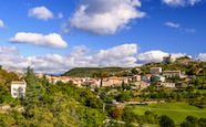 Dorf und Kirche in Provence